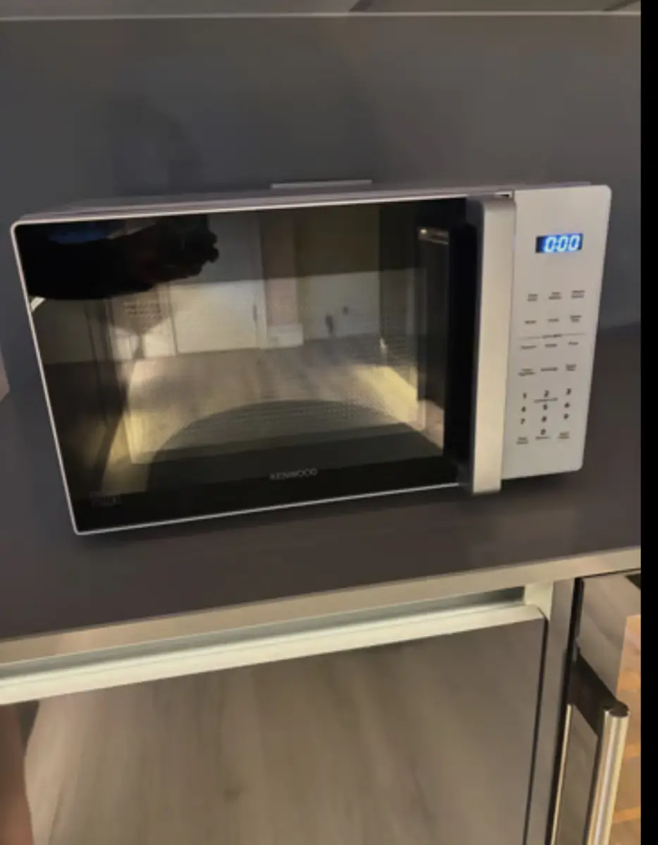 Microwave immaculate Kenwood